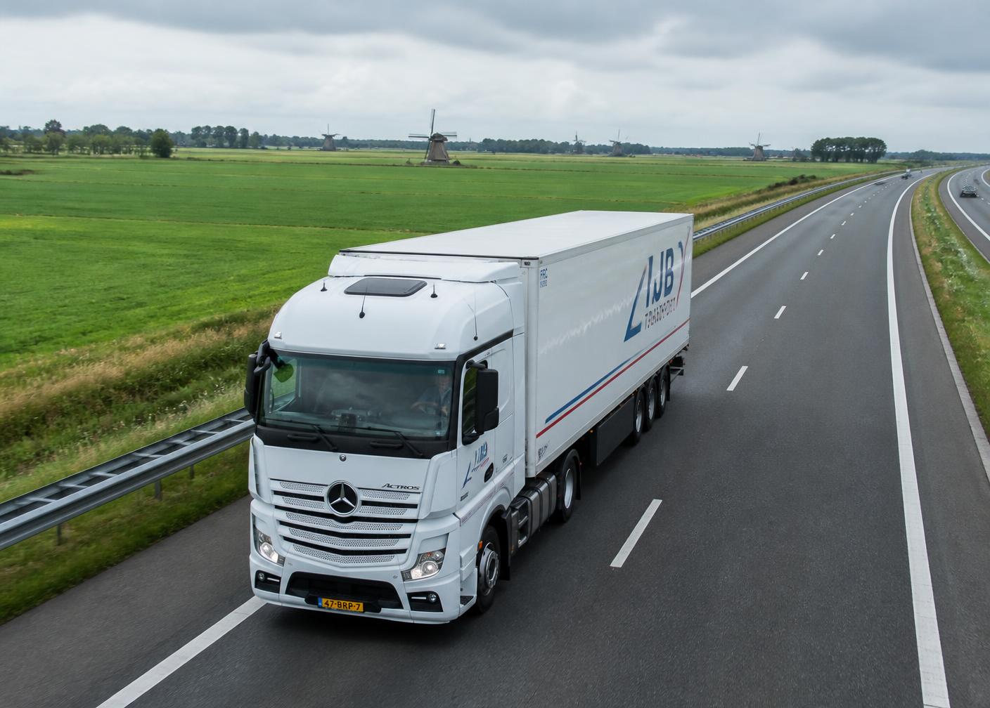 Pallets worden in een vrachtwagen geladen bij een laaddock